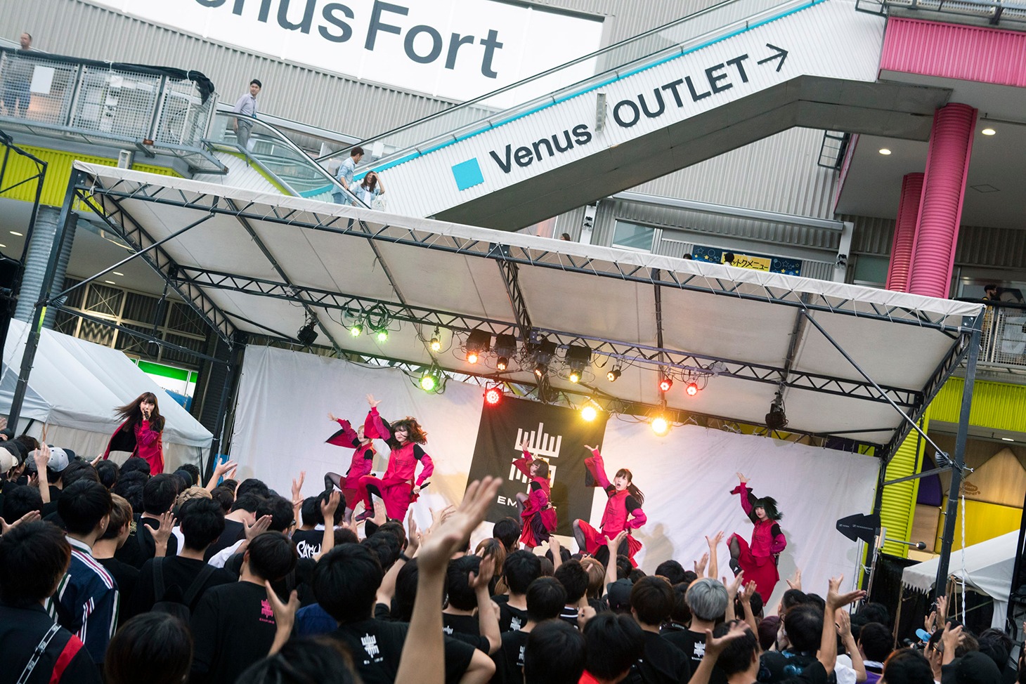 EMPiREのフリーライブの様子。（Photo by sotobayashi kenta）
