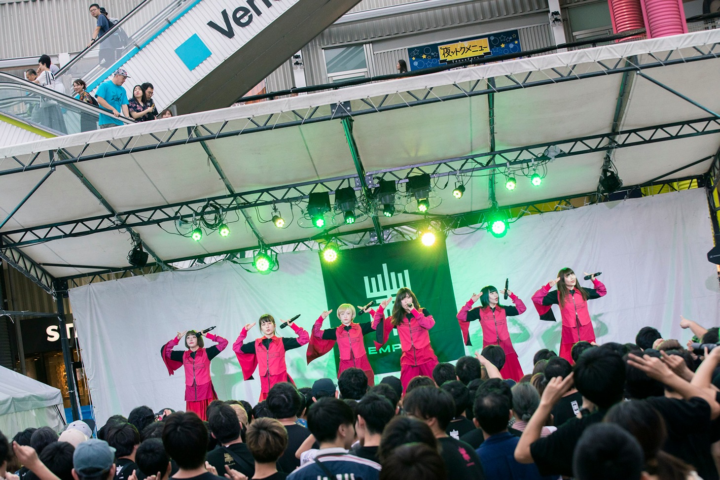 EMPiREのフリーライブの様子。（Photo by sotobayashi kenta）