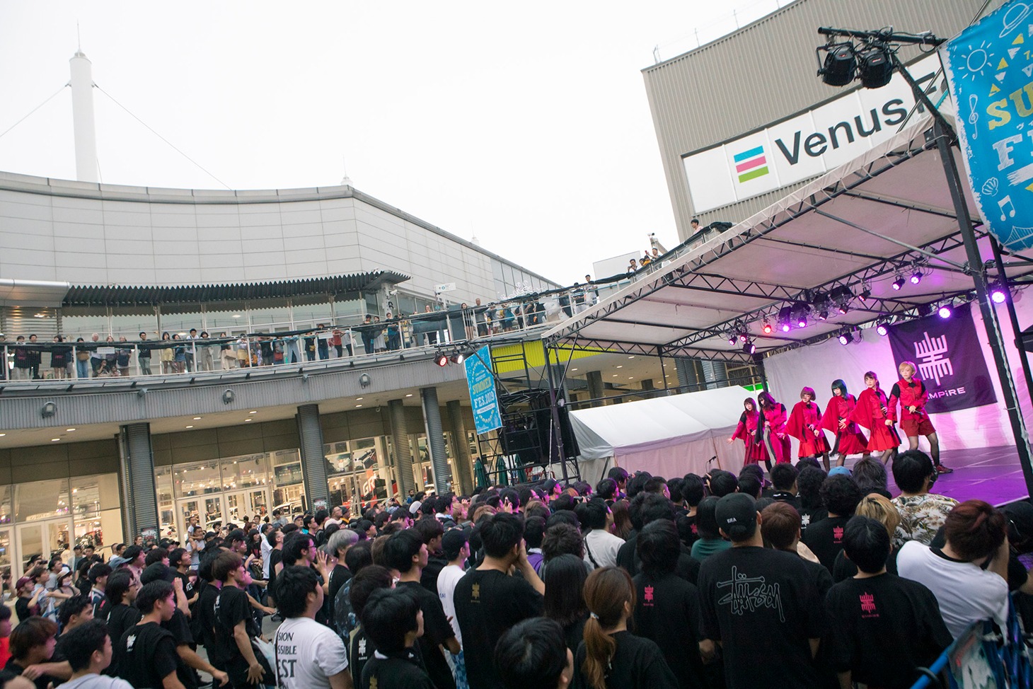 EMPiREのフリーライブの様子。（Photo by sotobayashi kenta）