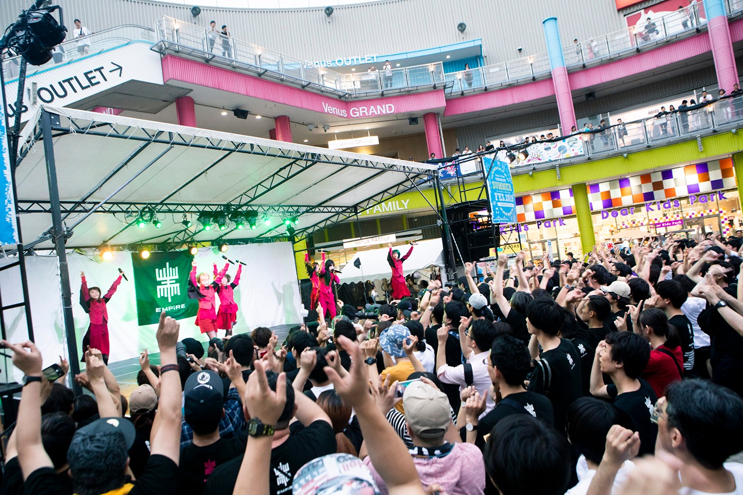 EMPiREのフリーライブの様子。（Photo by sotobayashi kenta）