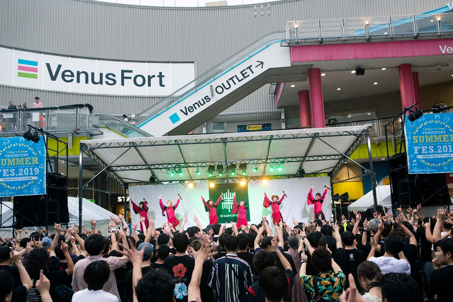 EMPiREのフリーライブの様子。（Photo by sotobayashi kenta）