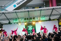 EMPiREのフリーライブの様子。（Photo by sotobayashi kenta）