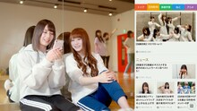 スマートニュース新CM「きさーま」に出演する日向坂46の小坂菜緒、加藤史帆。