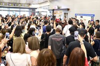 松山空港で登坂広臣を囲むファン。