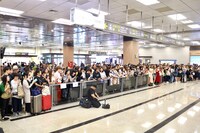 松山空港で登坂広臣の到着を待つファン。