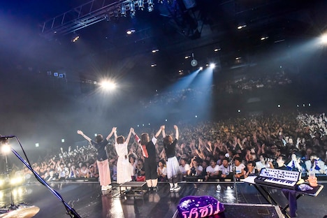 観客に最後の挨拶をするねごとの後ろ姿。(Photo by AZUSA TAKADA)