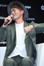 アンドレス・イニエスタの前で自己紹介ソングを熱唱するナオト・インティライミ。