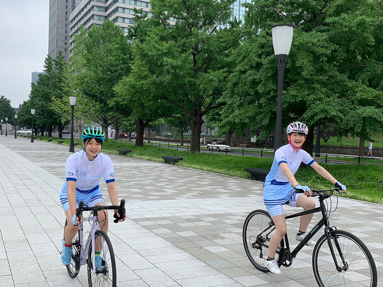 東京都内をサイクリングする「瀬戸7」のメンバー。