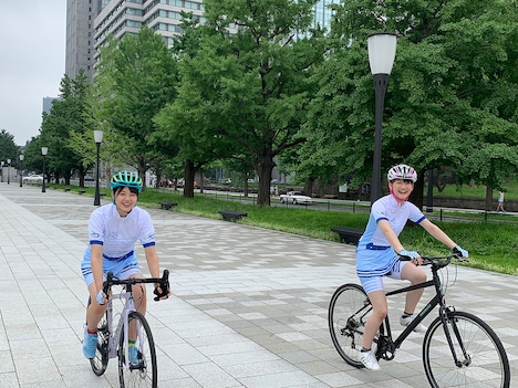 東京都内をサイクリングする「瀬戸7」のメンバー。