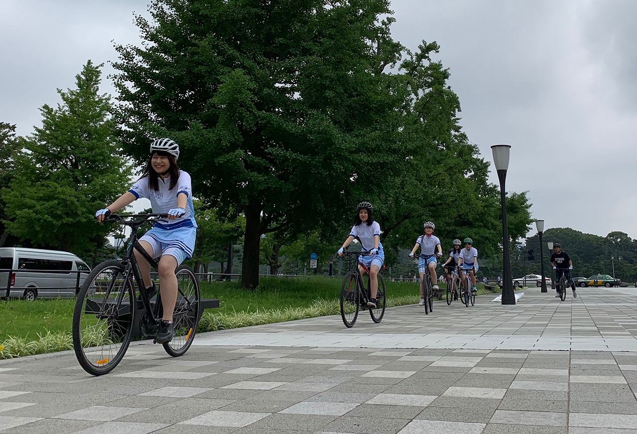 東京都内をサイクリングする「瀬戸7」のメンバー。