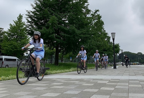 東京都内をサイクリングする「瀬戸7」のメンバー。