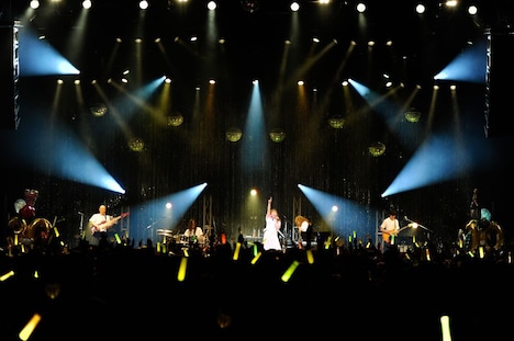 「中島 愛 10th Anniversary Live ～Best of My Love～」の様子。