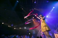 新体操経験を生かしたリボンのパフォーマンスを披露するそれいゆ（Vo, Glocken）。（撮影：狐塚勇介）