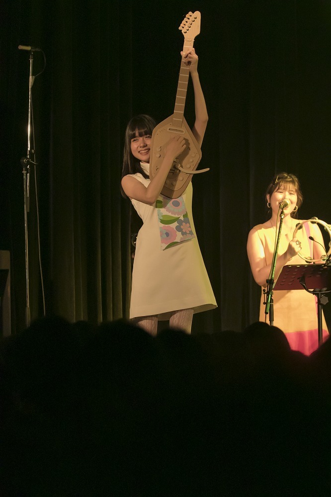 段ボールのギターでパフォーマンスするそれいゆ（Vo, Glocken）。（（撮影：狐塚勇介）