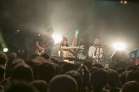 段ボールのギターでパフォーマンスするそれいゆ（Vo, Glocken）。（撮影：狐塚勇介）