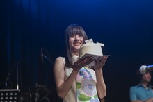 バースデーケーキをプレゼントされたそれいゆ（Vo, Glocken）。（撮影：狐塚勇介）