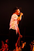 山田義孝（Vo）（撮影：松本いづみ）