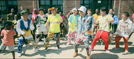 DA PUMP「P.A.R.T.Y. ～ユニバース・フェスティバル～」ミュージックビデオより、ヒロミと藤森慎吾の登場シーン。