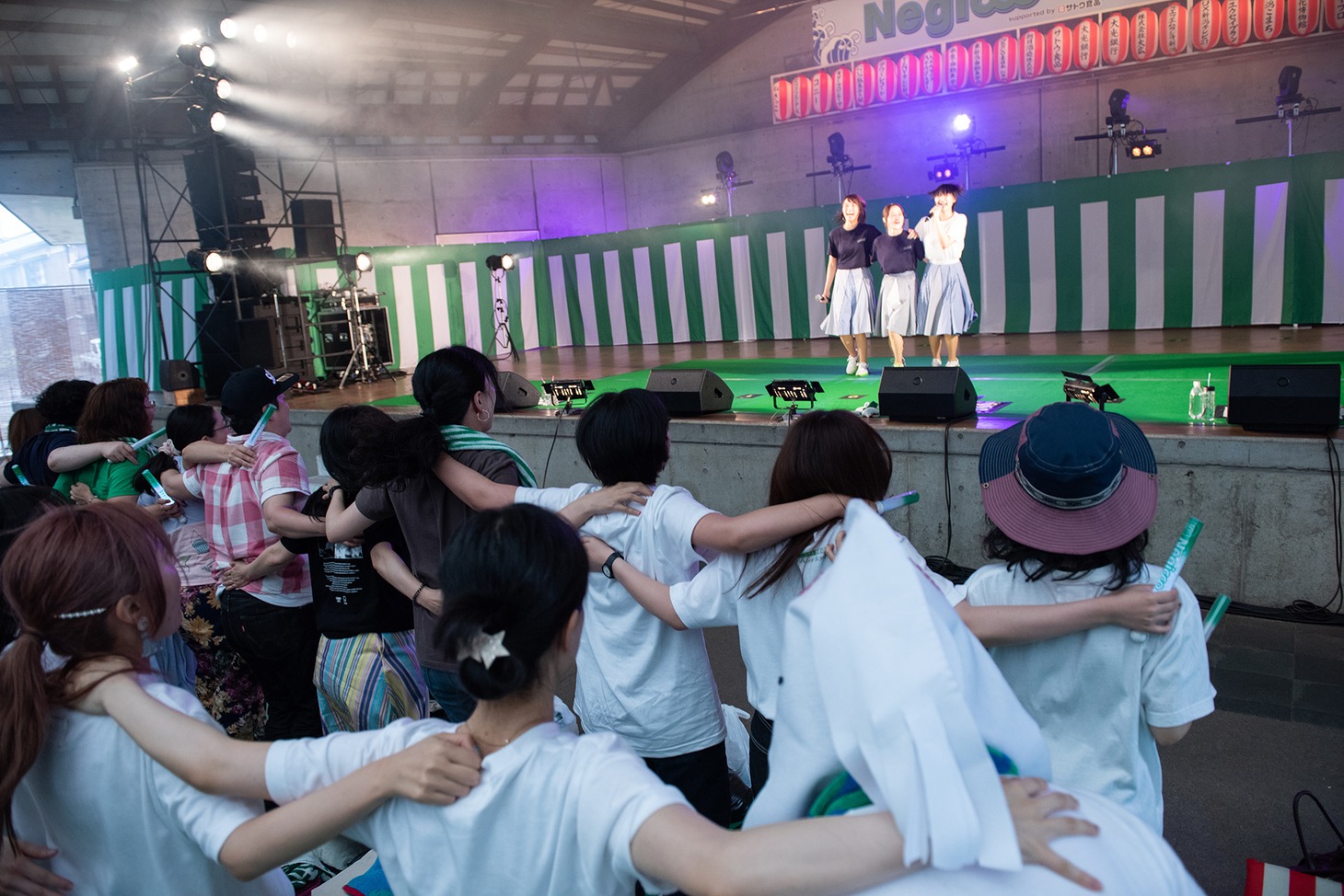 ラインダンスで盛り上がるNegiccoと観客。