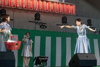 Nao☆（中央）に言われるがまま「浦島太郎」を演じるKaede（左）とMegu（右）。