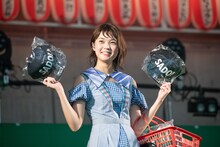 グッズを紹介するKaede。