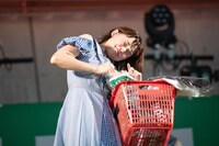 カゴがいっぱいでタオルを取り出すのに苦戦するKaede。