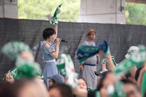 客席を走るMegu。