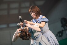 イヤモニの配線が絡まってしまい困るNao☆（左）を助けるKaede（右）。