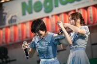 イヤモニの配線が絡まってしまい困るMegu（左）を助けるNao☆（右）。