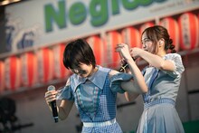 イヤモニの配線が絡まってしまい困るMegu（左）を助けるNao☆（右）。