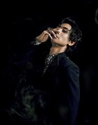 「ミュージカル『エリザベート』、トートからのインスパイア 古川雄大が着る、黒のモード」より。