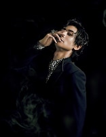 「ミュージカル『エリザベート』、トートからのインスパイア 古川雄大が着る、黒のモード」より。