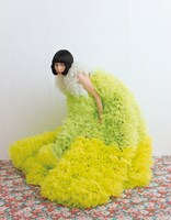 「橋本愛が着る TOMO KOIZUMI	RUFFLE ADDICTION」より。