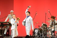 東京スカパラダイスオーケストラのライブの様子。