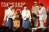 吉田兄弟と谷中敦（東京スカパラダイスオーケストラ）。