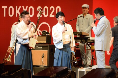 吉田兄弟と谷中敦（東京スカパラダイスオーケストラ）。