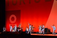 東京スカパラダイスオーケストラと吉田兄弟によるライブの様子。