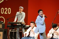 東京スカパラダイスオーケストラと吉田兄弟によるライブの様子。