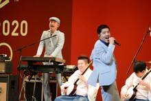 東京スカパラダイスオーケストラと吉田兄弟によるライブの様子。