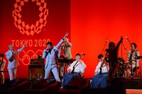 東京スカパラダイスオーケストラと吉田兄弟によるライブの様子。