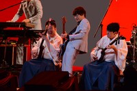 東京スカパラダイスオーケストラと吉田兄弟によるライブの様子。