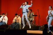 東京スカパラダイスオーケストラと吉田兄弟によるライブの様子。