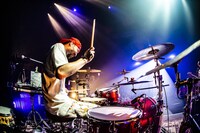 藤原“31才”広明（Dr）（撮影：青木カズロー）