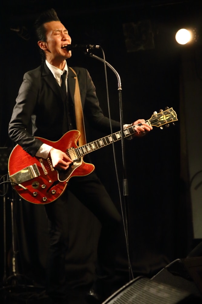 ライブでES-355を演奏する真鍋"MR.PAN"崇