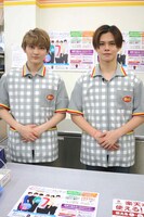 デイリーヤマザキの店員に扮したユーキとカイ。（写真提供：フジテレビ）