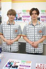 デイリーヤマザキの店員に扮したユーキとカイ。（写真提供：フジテレビ）