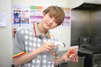 パンのバーコードを読み取るユーキ。（写真提供：フジテレビ）