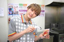 パンのバーコードを読み取るユーキ。（写真提供：フジテレビ）