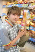 ナイススティックを手にするユーキ。（写真提供：フジテレビ）