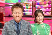 左から中居正広、渡辺麻友。 (c)TBS